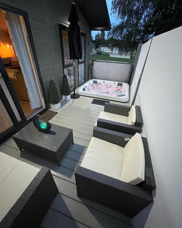 Reynards Retreat Lodge With Hot Tub Barmby on the Moor Εξωτερικό φωτογραφία