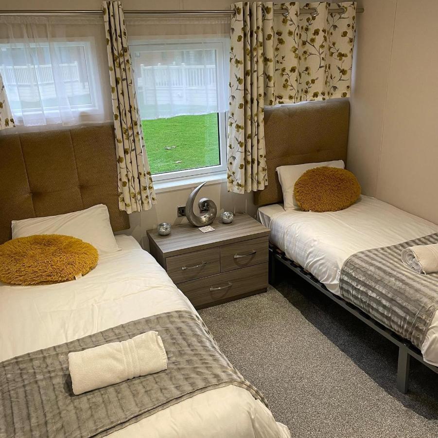 Reynards Retreat Lodge With Hot Tub Barmby on the Moor Εξωτερικό φωτογραφία